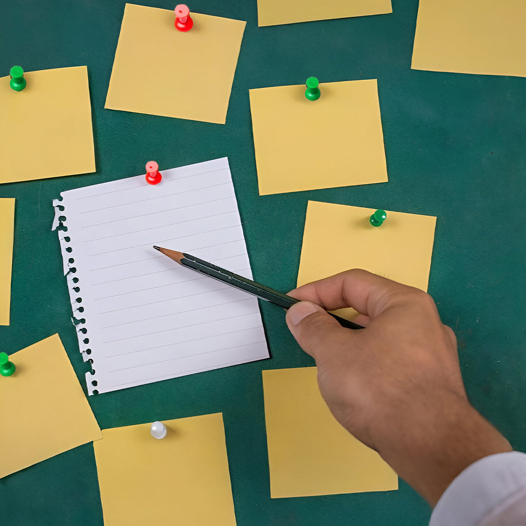 Pack of 200 Assorted Coloured Push Pins in Tub